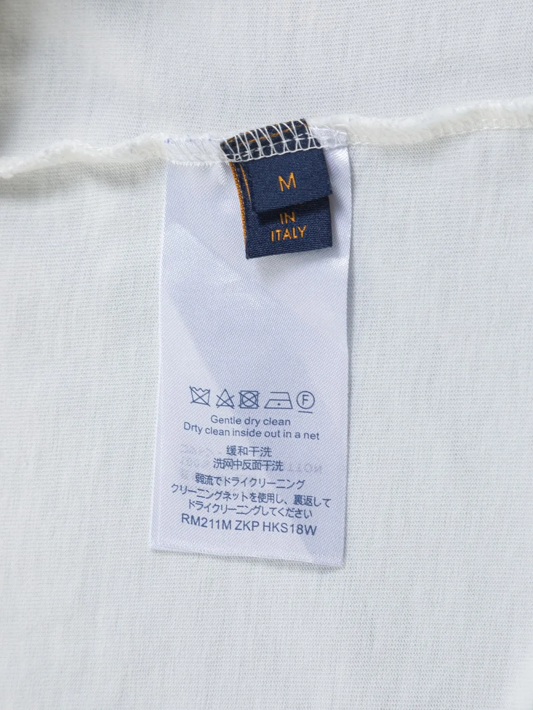 🅿️210 Louis Vuitton 1V LV lv slightly wide version S-XL LV 26ss new products are available at counters simultaneously. Multiple craftsmanship. Front and rear denim patch letters🪡 embroidery. Round neck short-sleeved T-shirt, same style for men and women! Consigned to one-to-one creation. Synchronized with the official website, pure cotton fabrics at the counter! It is close to the skin and comfortable, durable and easy to wear. It has a classic and simple logo design and meticulous original craftsmanship. Short-sleeves, a must-have item for men, do not appear to be the same for the general public, but must be unique and eye-catching. This LV short-sleeve is all about quality, comfort, the same shape and fashion as always, including fabrics and cutting techniques. All of them have been made with great effort! 320 grams of washed pure cotton fabric, pure cotton is breathable, very refreshing and comfortable for daily wear. The rib knitting on the neckline is smooth and tight, and the neckline will not be skewed if you toss it at will. The loose version, you will find that it looks really good on the upper body. The overall is minimalist and neat, super versatile for daily use! Pair it casually with a pair of pants for a youthful look. A T-shirt will make your outfit crazy. It is a fashionable item that can never go wrong! Color: Black White Size: S-XL Size chart: S: Shoulder width 50-Bust 56-Length 70 M: Shoulder width 52-Bust 57-Length 72 L: Shoulder width 54-Bust 59-Length 74 XL: Shoulder width 56-Bust 62-Length 76